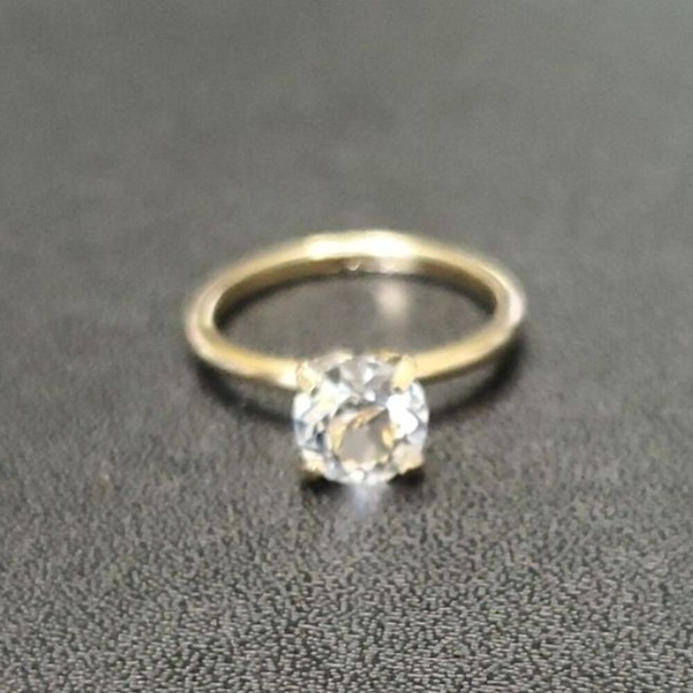 Uncas gorgeous gold tone solitaire ring size 7